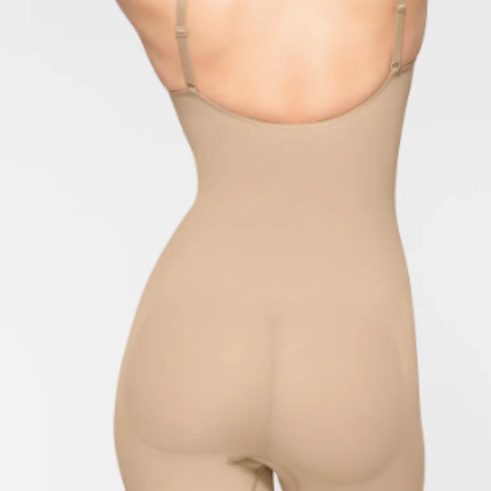 (2230) SKIMS NWT SEAMLESS SCULPT MID THIGH BODYSUIT in S/M in CLAY - Picture 4 of 4